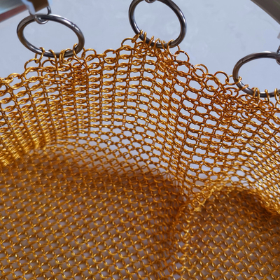 Cortina Decorativa de Malha Metálica Suspensa no Teto com Argola Soldada