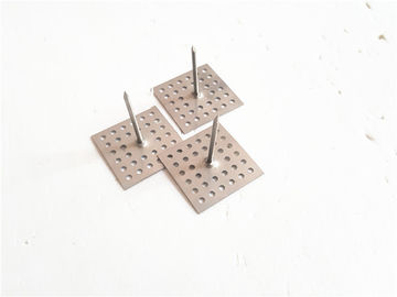 Fazendo isolamento sonoro os pinos da âncora da isolação do metal do trabalho com tipo quadrado base perfurada