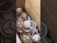 Grampos de isolamento de aço inoxidável de 38 mm com polietilenos brancos usados para fixar pinos de solda CD